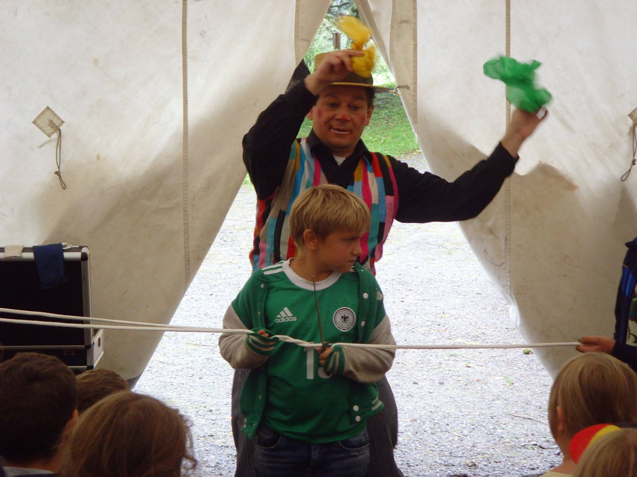 Mitwirkendes Kind mit Zauberrequisit