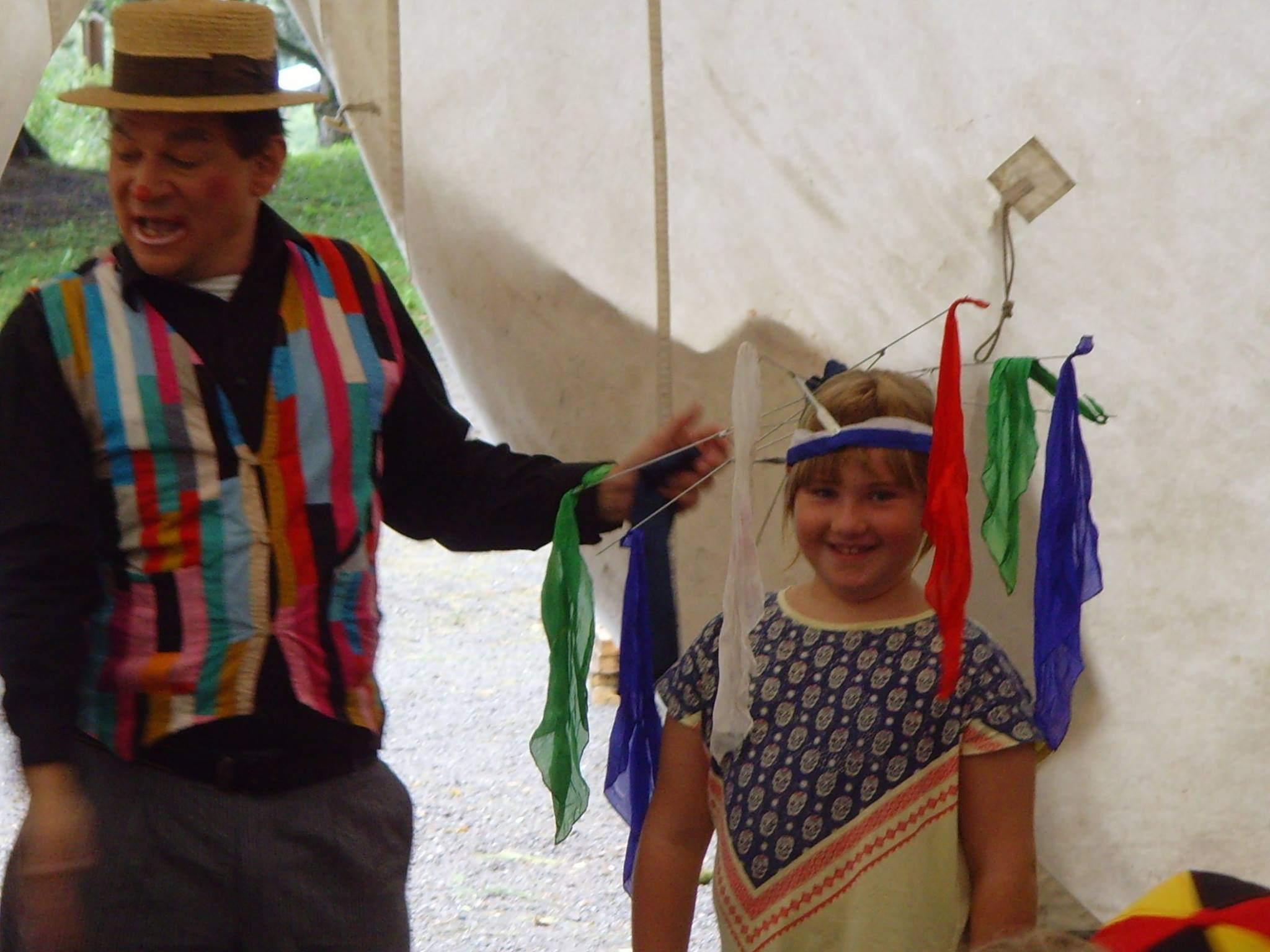 Kind auf der Bühne mit Zauberer